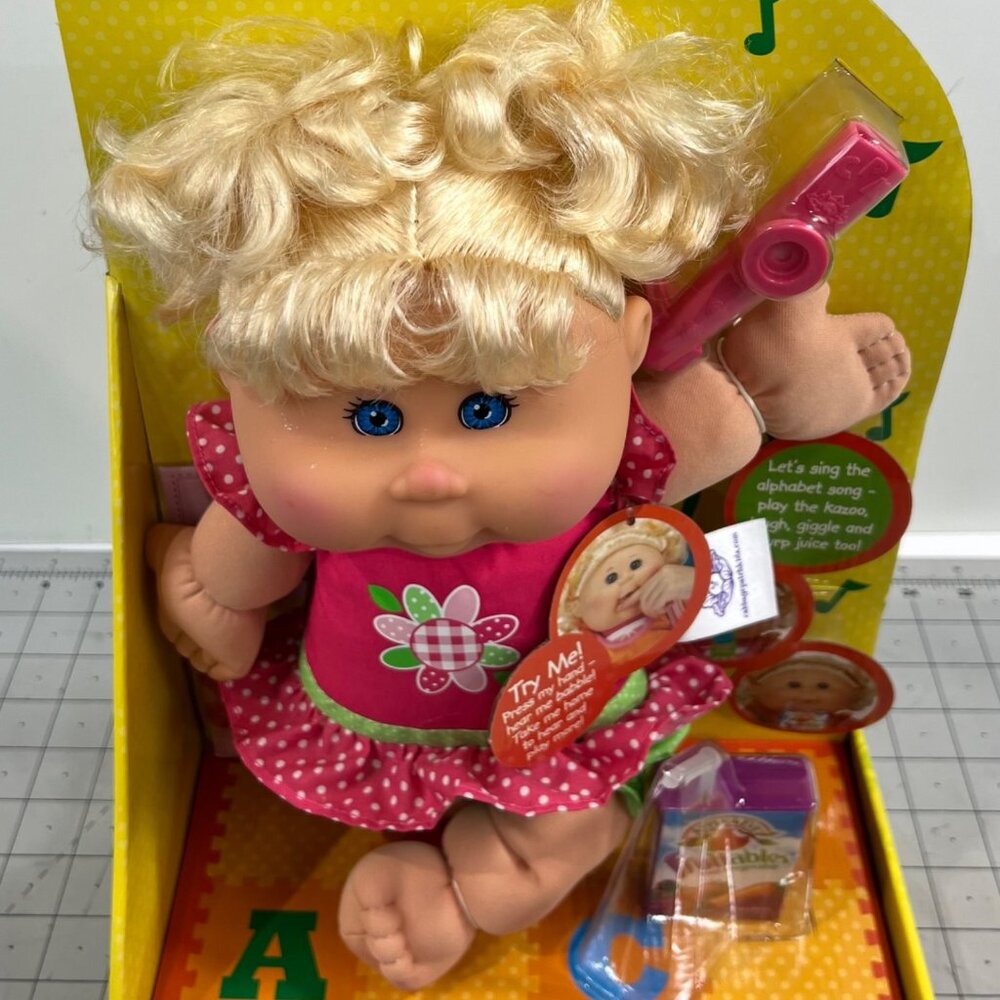 ABC Play With Me! Cabbage Patch Kids Doll Sings & Giggles 30156 New In Box - Picture 2 of 7